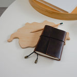 Lade das Bild in den Galerie-Viewer, Midori A6 Journal Elastic in Waxed Buffalo Hide
