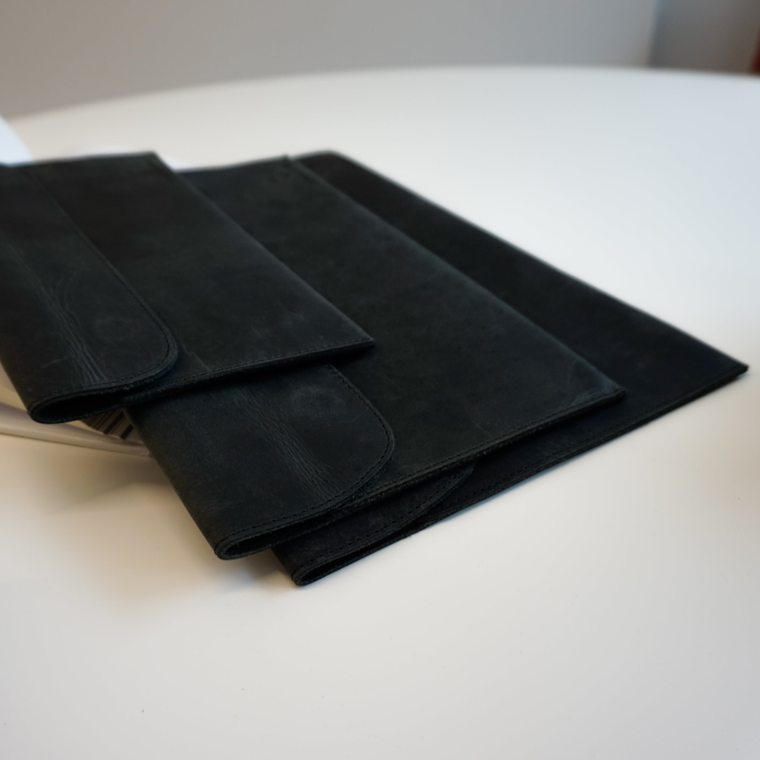 Newton 11 Tablet Case Cowhide Black
