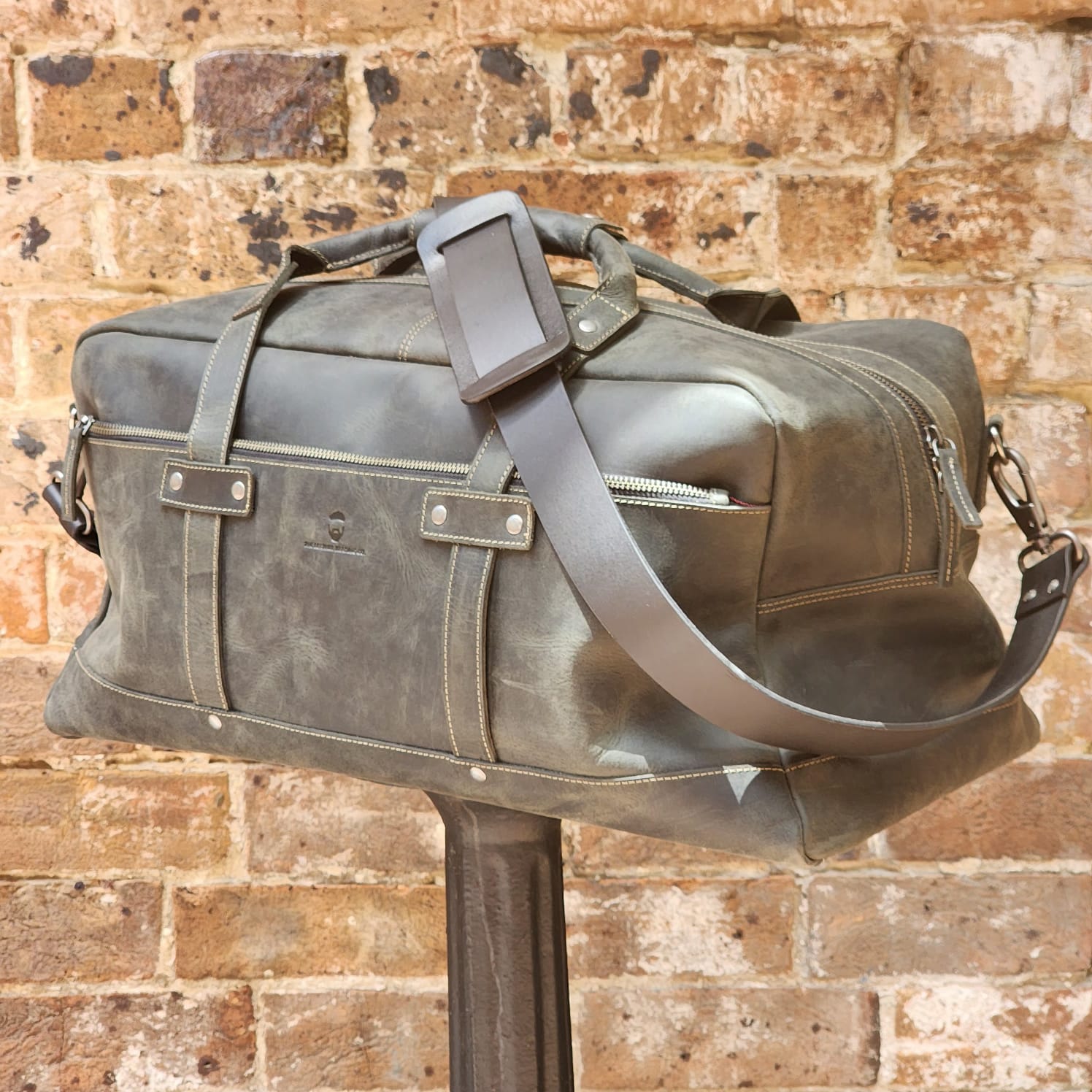 ULURU 50CMM BUFFALO TRAVEL AND GYM DUFFLE BAG - BLACK
